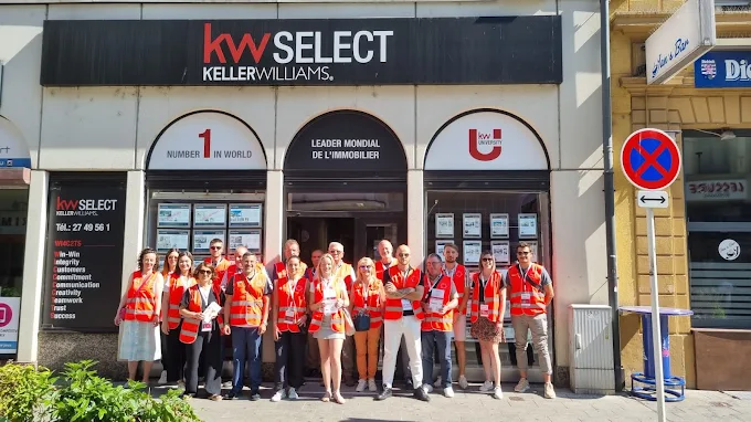 L'&eacute;quipe KW Luxembourg devant l'agence